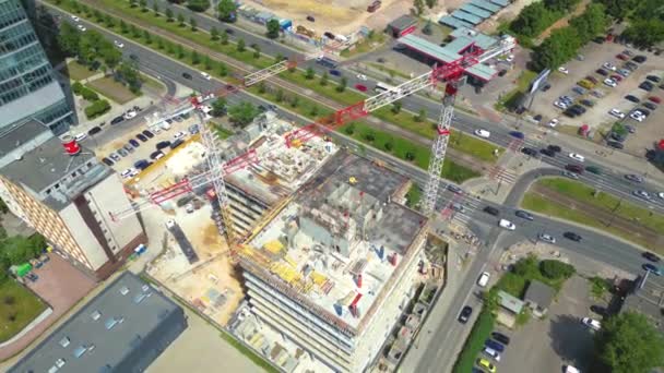 新住宅区正在建设中 有黄色塔式起重机和机械的工地 空中俯瞰 市中心 — 图库视频影像