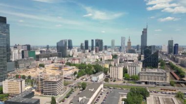 Vistual nehri ve şehir merkezi üzerinde Varşova, Polonya 'nın hava manzarası. Şehir merkezindeki gökdelenler. İş dünyası