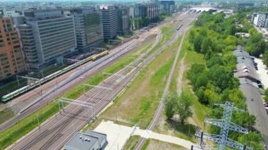 Hava tren istasyonu. Uluslararası ve yerel trenler buradan gelip gidiyor. Tren platformu hava görüntüsü.