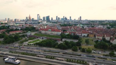 Varşova, Polonya 'nın Vistual nehri ve şehir merkezi üzerindeki hava manzarası. Şehir merkezindeki gökdelenler. İş dünyası