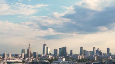 Varşova, Polonya 'nın Vistual nehri ve şehir merkezi üzerindeki hava manzarası. Şehir merkezindeki gökdelenler. İş dünyası