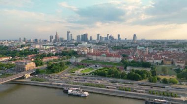 Vistual nehri ve şehir merkezi üzerinde Varşova, Polonya 'nın hava manzarası. Şehir merkezindeki gökdelenler. İş dünyası