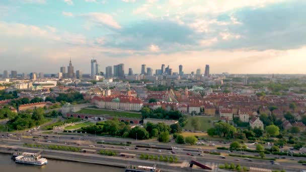 遠くのヴィジュアル川と市内中心部の上にワルシャワ ポーランドの空中パノラマ 高層ビル街だ — ストック動画