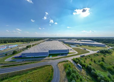 Depoyla birlikte lojistik parkı. Yarı karavan kamyonları araba parkında duruyor ve yükleme ve boşaltma için rampalarda bekliyorlar. Hava görünümü