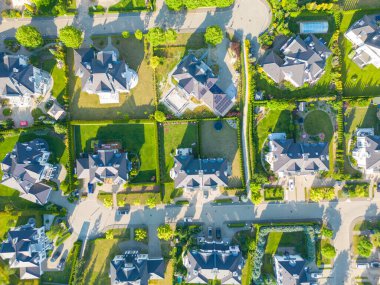 Yeni inşaat havası. Mahallede lüks konutlar. Tek kişilik aile evleri.