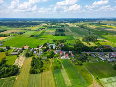 Yaz günü küçük bir köyün havadan görünüşü. Köyü terk etme ve ıssız bir yer.