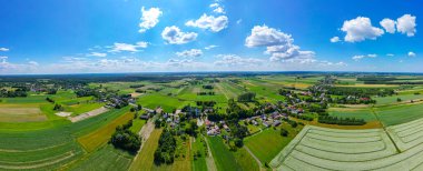 Yaz günü küçük bir köyün havadan görünüşü. Köyü terk etme ve ıssız bir yer.