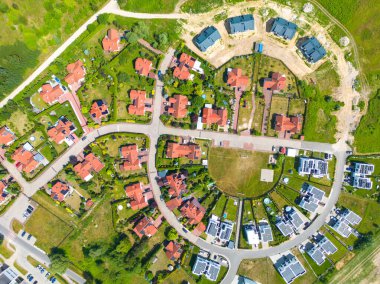 Yeni inşaat havası. Mahallede lüks konutlar. Tek kişilik aile evleri.