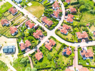 Yeni inşaat havası. Mahallede lüks konutlar. Tek kişilik aile evleri.