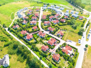 Yeni inşaat havası. Mahallede lüks konutlar. Tek kişilik aile evleri.