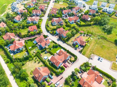 Yeni inşaat havası. Mahallede lüks konutlar. Tek kişilik aile evleri.