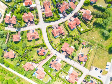 Yeni inşaat havası. Mahallede lüks konutlar. Tek kişilik aile evleri.