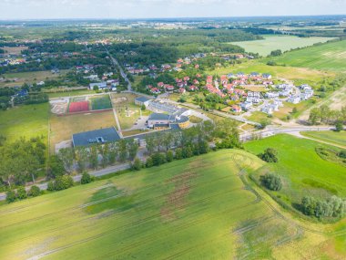 Yeni inşaat havası. Mahallede lüks konutlar. Tek kişilik aile evleri.
