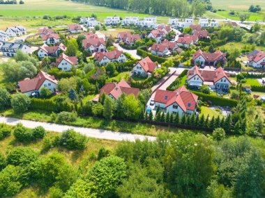 Evlerin ve İHA 'ların hava fotoğrafı. Yazın Mavi Gök Emlak Ajansı.