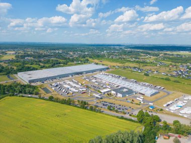 Kamyon ve konteynırlarla dolu depo ve nakliye terminalinin hava görüntüsü. Endüstriyel geçmiş. Lojistik Merkezi.