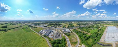 Kamyon ve konteynırlarla dolu depo ve nakliye terminalinin hava görüntüsü. Endüstriyel geçmiş. Lojistik Merkezi.