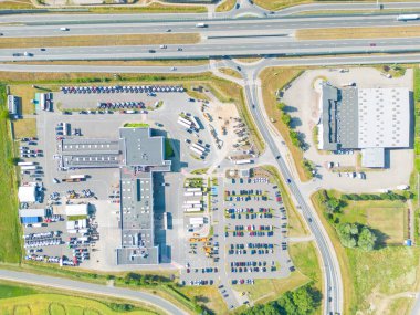 Malzeme deposunun havadan görüntüsü. Sanayi bölgesindeki lojistik merkezi yukarıdan. Lojistik merkezde yüklenen kamyonların hava görüntüsü