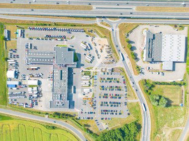 Malzeme deposunun havadan görüntüsü. Sanayi bölgesindeki lojistik merkezi yukarıdan. Lojistik merkezde yüklenen kamyonların hava görüntüsü