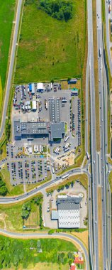 Malzeme deposunun havadan görüntüsü. Sanayi bölgesindeki lojistik merkezi yukarıdan. Lojistik merkezde yüklenen kamyonların hava görüntüsü