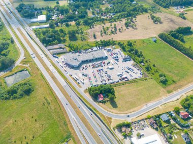 Malzeme deposunun havadan görüntüsü. Sanayi bölgesindeki lojistik merkezi yukarıdan. Lojistik merkezde yüklenen kamyonların hava görüntüsü