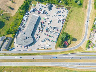 Malzeme deposunun havadan görüntüsü. Sanayi bölgesindeki lojistik merkezi yukarıdan. Lojistik merkezde yüklenen kamyonların hava görüntüsü