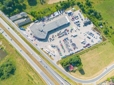 Malzeme deposunun havadan görüntüsü. Sanayi bölgesindeki lojistik merkezi yukarıdan. Lojistik merkezde yüklenen kamyonların hava görüntüsü