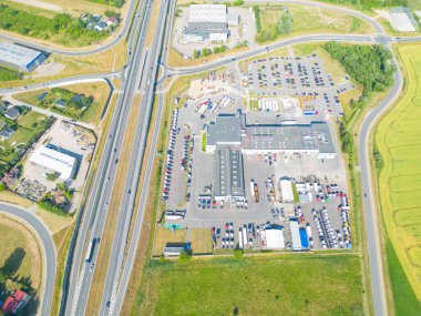 Malzeme deposunun havadan görüntüsü. Sanayi bölgesindeki lojistik merkezi yukarıdan. Lojistik merkezde yüklenen kamyonların hava görüntüsü
