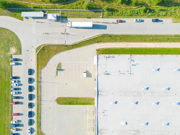 从空中俯瞰货物仓库 从上方看工业园区的物流中心 物流中心载货卡车航拍照片 — 图库照片