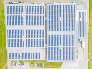 Çatıda güneş panelleri olan modern deponun hava görüntüsü. Endüstriyel şehir bölgesindeki lojistik merkezi İHA 'nın gözünden. Arkaplan dokusu kavramı.