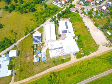 Depoyla birlikte lojistik parkı. Yarı karavan kamyonları araba parkında duruyor ve yükleme ve boşaltma için rampalarda bekliyorlar. Hava görünümü