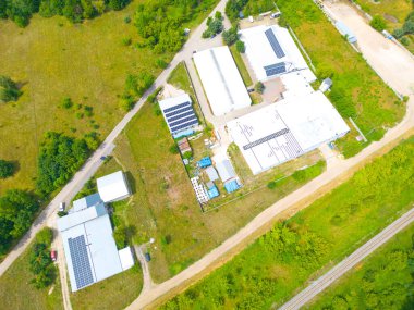 Depoyla birlikte lojistik parkı. Yarı karavan kamyonları araba parkında duruyor ve yükleme ve boşaltma için rampalarda bekliyorlar. Hava görünümü