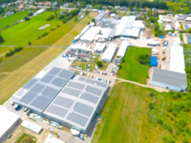 Düşük karbon ayak izi olan endüstri. Çatıda güneş panelleri olan sanayi depoları. Teknoloji parkı ve yukarıdaki fabrikalar.