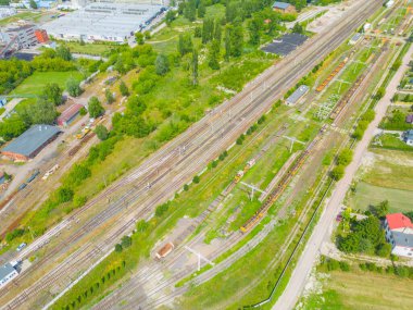 Kargo trenleri yakın plan. Tren istasyonundaki renkli yük trenlerinin hava manzarası. Demiryolunda malları olan vagonlar. Ağır endüstri. Trenli endüstriyel kavramsal sahne. Uçan İHA 'nın üst görüntüsü