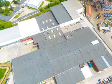 Malzeme deposunun havadan görüntüsü. Sanayi bölgesindeki lojistik merkezi yukarıdan. Lojistik merkezde yüklenen kamyonların hava görüntüsü