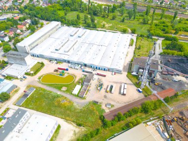 Malzeme deposunun havadan görüntüsü. Sanayi bölgesindeki lojistik merkezi yukarıdan. Lojistik merkezde yüklenen kamyonların hava görüntüsü