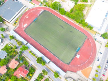 Futbol Şampiyonası Maçı ile tüm stadyumun havadan çekim çekimi. Takımlar oynar, taraftarlar tezahürat yapar. Futbol Turnuvası, Kupa Yayını. Spor Kanalı Televizyonu, Ekran İçeriği.