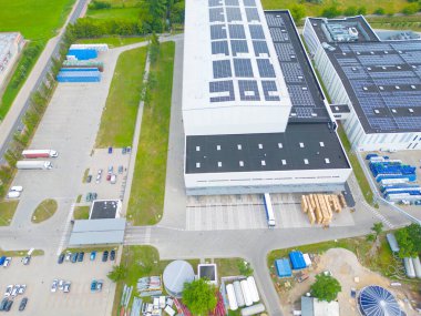 Düşük karbon ayak izi olan endüstri. Çatıda güneş panelleri olan sanayi depoları. Teknoloji parkı ve yukarıdaki fabrikalar.