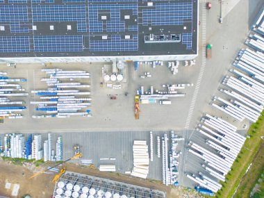 Düşük karbon ayak izi olan endüstri. Çatıda güneş panelleri olan sanayi depoları. Teknoloji parkı ve yukarıdaki fabrikalar.