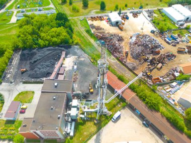 Kömür deposu ve rejeneratörü olan bir bölge. Kazı araçları ve şerit taşıyıcılarla kömür yükleme ve boşaltma. Termik santrallerdeki kömür rezervleri. Yukarıdan görüntüle