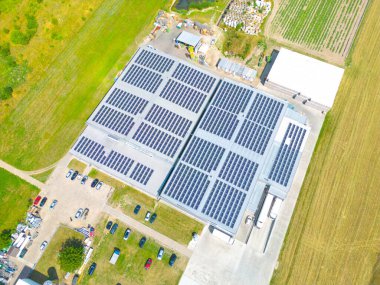 Düşük karbon ayak izi olan endüstri. Çatıda güneş panelleri olan sanayi depoları. Teknoloji parkı ve yukarıdaki fabrikalar.