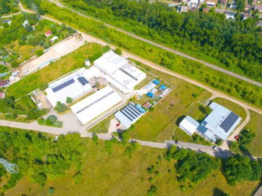 Dağıtım merkezinin hava görüntüsü, endüstriyel lojistik bölgesinin İHA fotoğrafı, modern teknoloji ve robotlarla dolu yeni süper modern lojistik merkezi, yeşil enerji üretimi için çatı güneş enerjisi santrali.