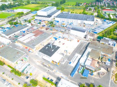 Dağıtım merkezinin hava görüntüsü, endüstriyel lojistik bölgesinin İHA fotoğrafı, modern teknoloji ve robotlarla dolu yeni süper modern lojistik merkezi, yeşil enerji üretimi için çatı güneş enerjisi santrali.