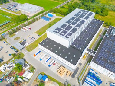 Dağıtım merkezinin hava görüntüsü, endüstriyel lojistik bölgesinin İHA fotoğrafı, modern teknoloji ve robotlarla dolu yeni süper modern lojistik merkezi, yeşil enerji üretimi için çatı güneş enerjisi santrali.