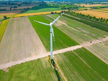 Rüzgâr çiftliği ya da rüzgar parkının panoramik görüntüsü, jenerasyon için yüksek rüzgar türbinleri ve fotokopi alanı. Yeşil enerji kavramı.