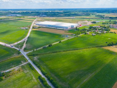 Malzeme deposunun havadan görüntüsü. Sanayi bölgesindeki lojistik merkezi yukarıdan. Lojistik merkez stok fotoğrafına yüklenen kamyonların hava görüntüsü