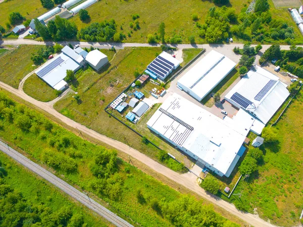 Dağıtım merkezinin hava görüntüsü, endüstriyel lojistik bölgesinin İHA fotoğrafı, modern teknoloji ve robotlarla dolu yeni süper modern lojistik merkezi, yeşil enerji üretimi için çatı güneş enerjisi santrali.