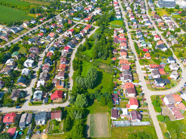 Вид с воздуха на жилые дома весной. район, пригород. Недвижимость, дроны, закат, солнечный свет, сверху.