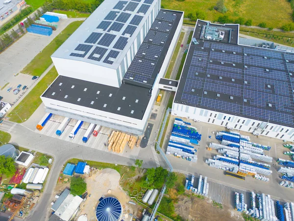 Dağıtım merkezinin hava görüntüsü, endüstriyel lojistik bölgesinin İHA fotoğrafı, modern teknoloji ve robotlarla dolu yeni süper modern lojistik merkezi, yeşil enerji üretimi için çatı güneş enerjisi santrali.