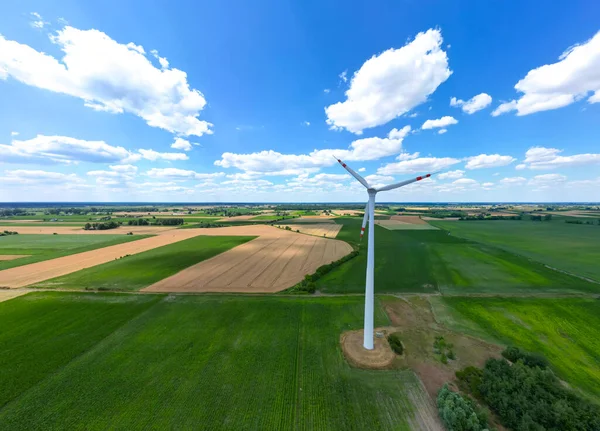 Légi Kilátás Erős Szélturbina Farm Energiatermelés Gyönyörű Felhős Highland Tiszta — Stock Fotó