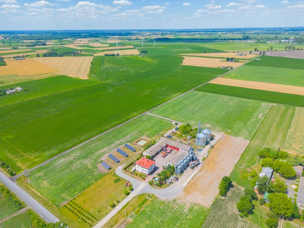 Letecký Pohled Farmu Červené Stodoly Kukuřičné Pole Září Období Sklizně Stock Snímky